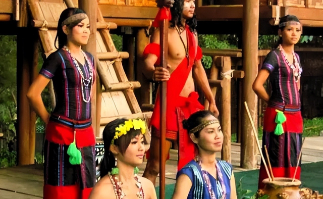 亚洲最穷国，落后中国30年，女性却惊人开放？很多土豪都想去定居