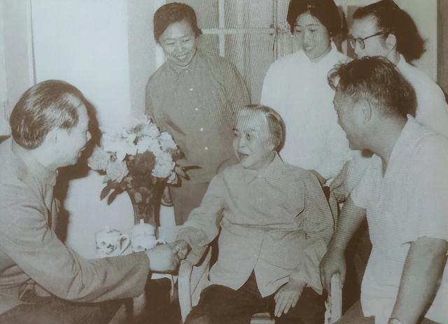 1979年，贺子珍终于看到了北京	，她与毛主席拍下最后一张“合影”