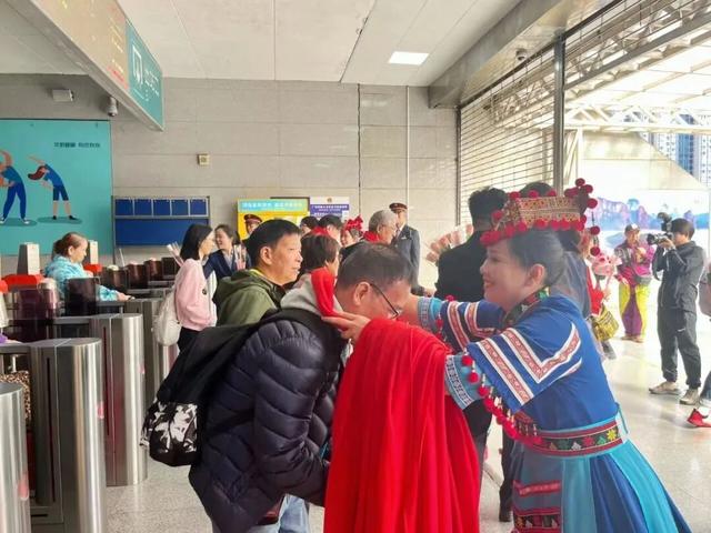 共赴“银杏之约”！香港千人旅游专列抵韶