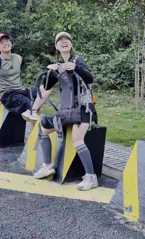 广东女子登山脚崴，被陌生小伙背40分钟下山，恶心的一幕却出现了