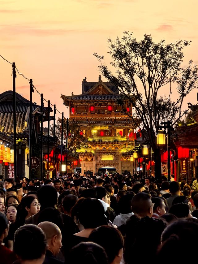 人言，四线古城大同涌入一亿游人，今晚亲测，多的数不清