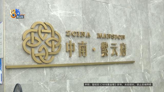 他挥动锤子，砸开了自家的墙！到底在找什么？