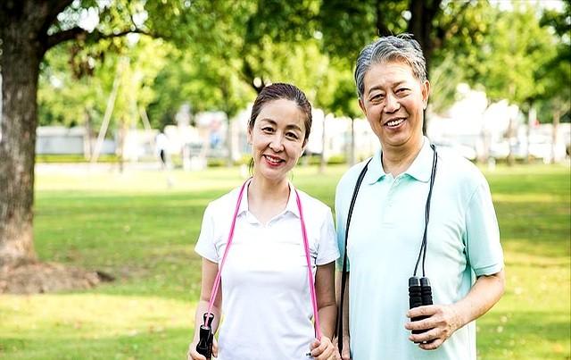 医生提倡：超过55岁的中老年人，宁可多走路，也别做这4个运动