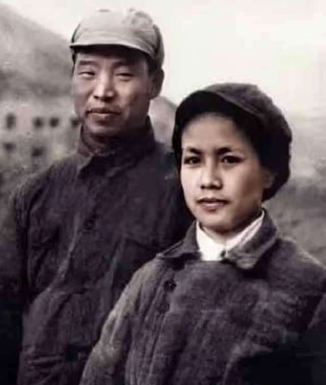 她曾任政法委副秘书长，丈夫官至正国级，风雨同舟，儿女也皆成才