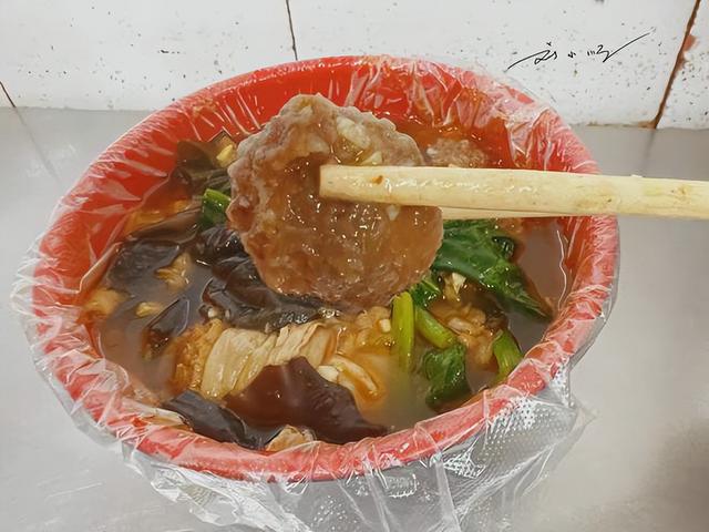 打卡南昌老字号水煮店，游客却懵了：这和麻辣烫究竟有啥不一样？