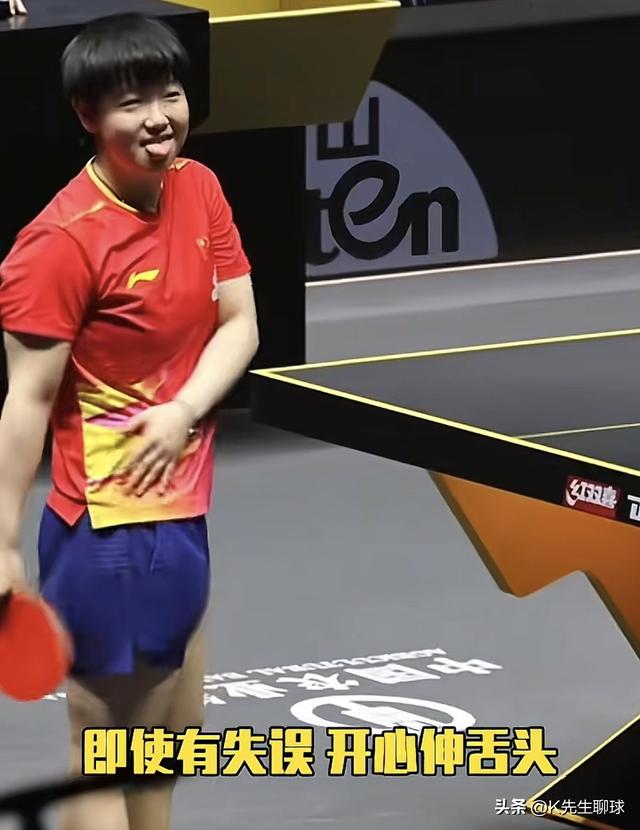 孙颖莎在颁奖仪式出洋相了 和曼昱抢着握手 没想到一个举动 球迷沸腾