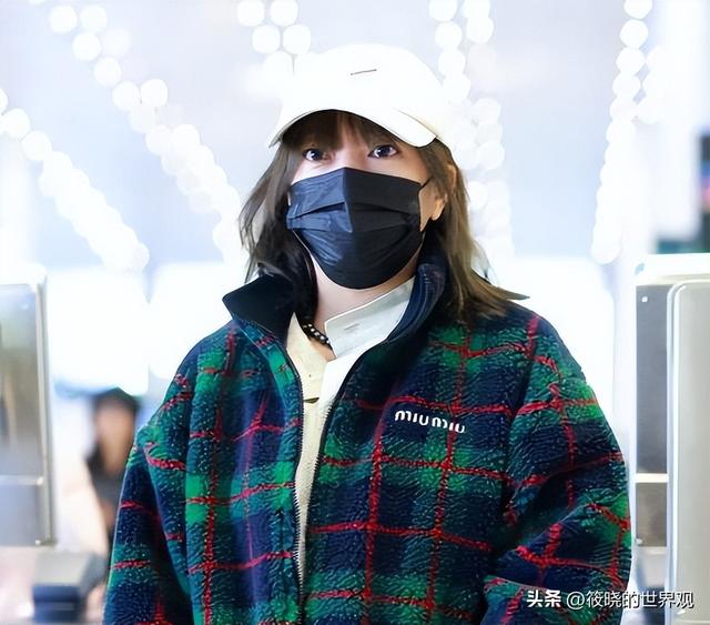 婚姻事业全“泡汤”，沉寂4年后，赵薇罕见露面吃席，面相全变了