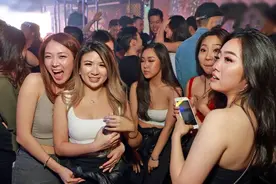 韩国男人组团去蒙古国，除了草原和马，还有乌兰巴托的夜生活。图片