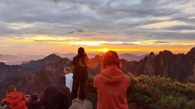 黄山绝美日出日落刷屏的背后，藏着一个错峰的黄金九月