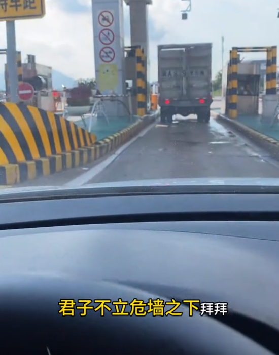 女子拿外卖踹店门后续：已被拘留，老板隐藏视频，驱车离开当地
