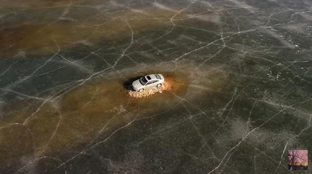 湖面上咋停了辆车，还成热门景点了？几百人来打卡，这得有多闲