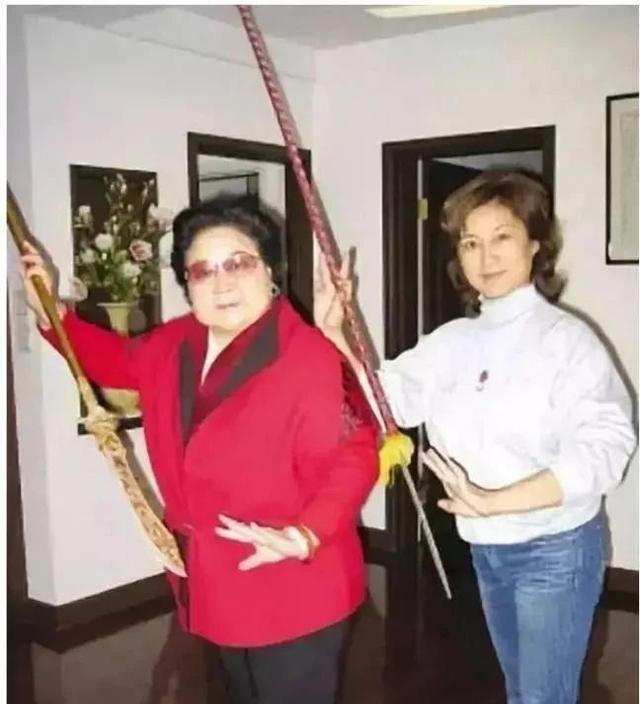 吃里爬外，永不回国？她带领30名演员选择留美，如今年过花甲归来