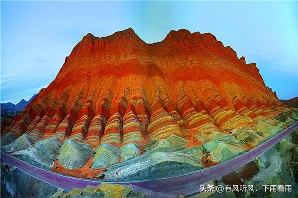 甘肃张掖：七彩丹霞迎客来