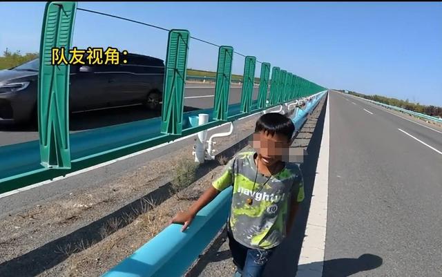 男孩被亲爹独自扔在新疆国道，亲妈徒步寻找摩友好心帮助却遭阴阳