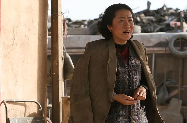 她凭《伪装者》火出圈，54岁不婚不育，母亲是她坚强的后盾！