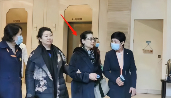 71岁知名歌唱家，与二婚丈夫无子无女，选择花500万住养老院
