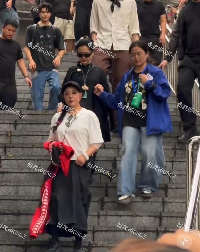 刘晓庆70的年纪18的打扮宁静矮黑胖，夕阳红老年团硬夸成一路繁花