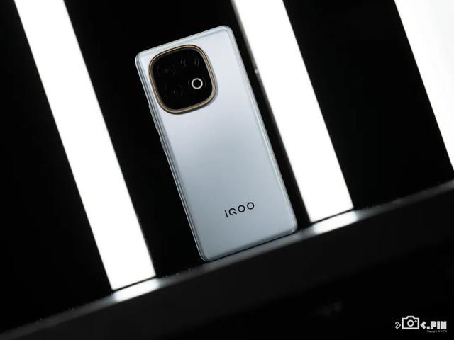 超大电池+旗舰性能=2199？iQOO新机把钱花在了刀刃上
