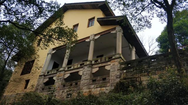 重庆南山有一座荒废庄院，曾是停放棺材的地方，胆小的人不敢靠近