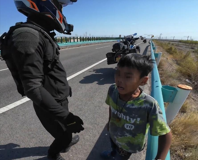 亲爹把儿子扔新疆国道上，妈妈烈日徒步1.5公里寻找，后续很寒心