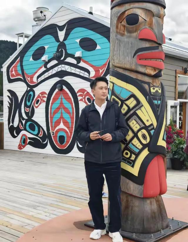 真奢侈！央视主持人国外游，携妻女高调炫海外生活，被骂网友骂惨