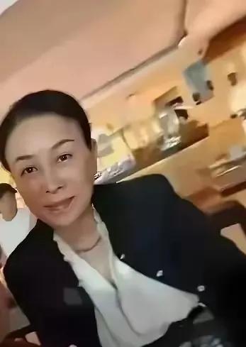 57岁那英现身国外就餐，素颜曝光真实状态，真成五旬老太了