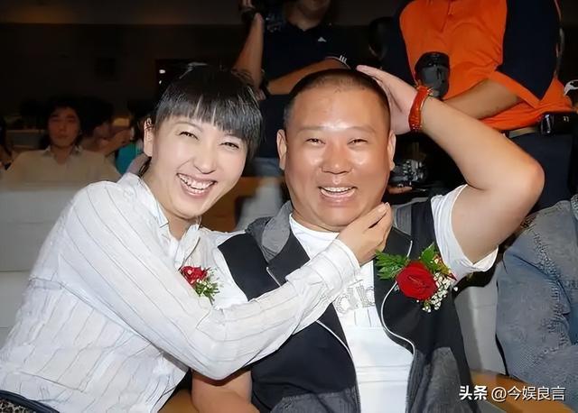 闫学晶没想到	，2026年刚开年，老搭档冯巩就给她上了生动一课