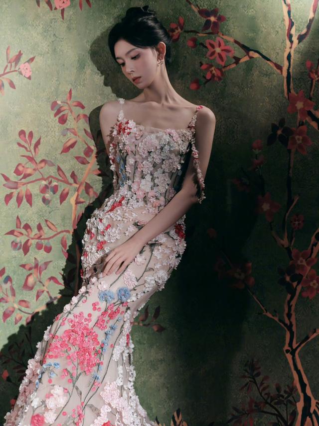 身穿花裙 风情万种的陈瑶