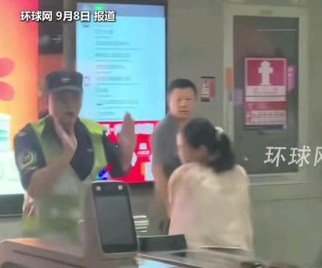 女子打地铁安检员事件升级！丑恶嘴脸曝光，原因被扒，全网已社死