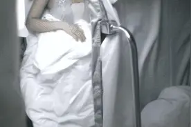 猫猫：给你好脸色了是不是！快点给我滚开，真烦人！图片