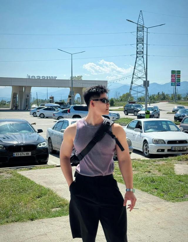 清爽旅行健身博主网红，这188cm身材还要什么腹肌