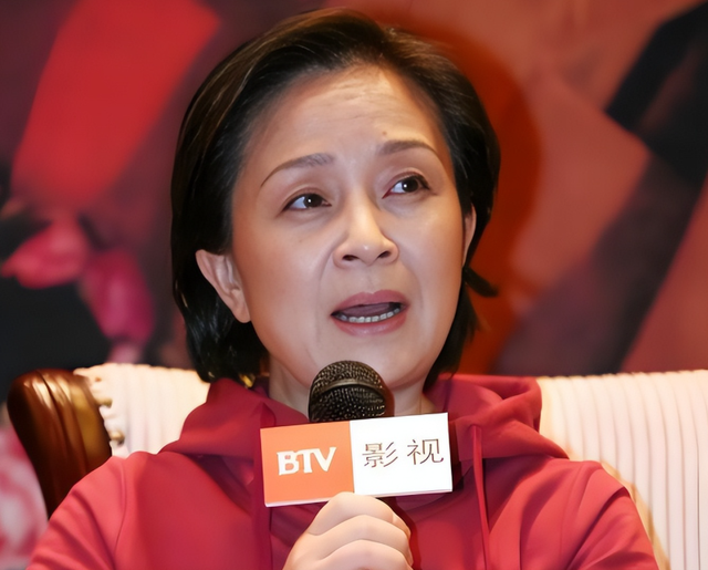 67岁刘莉莉定居日本，二婚嫁富商不再拍戏，晚年却为不婚女儿操心