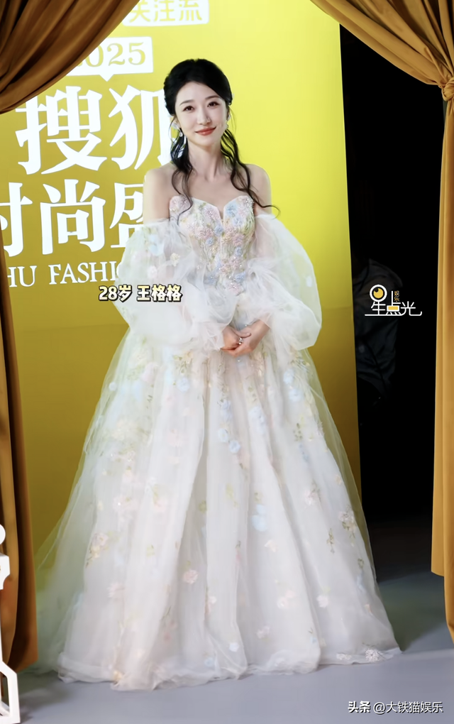 北京这一晚，55岁刘奕君秒了41岁向佐，才懂男人刚阳硬朗的魅力