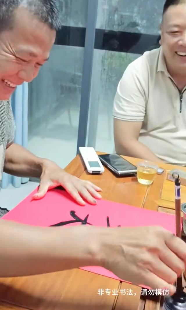 全红婵家新房进展：施工队庆祝分公司开业，全爸送上亲签毛笔字