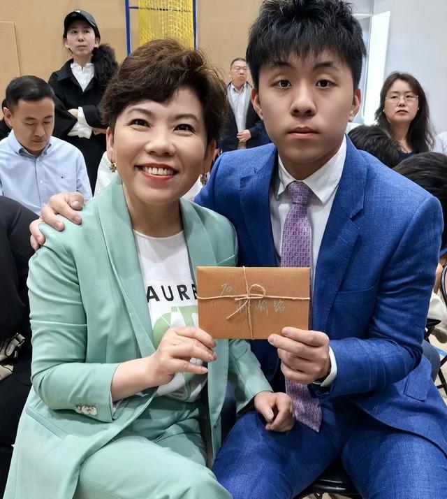 败光20亿、向洋人下跪、国籍问题，邓亚萍身上的标签到底是真是假