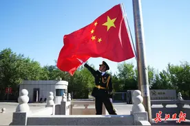 武汉中学生在阿拉山口国门升起五星红旗图片