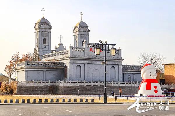 巨型雪人在大同古城惊艳亮相