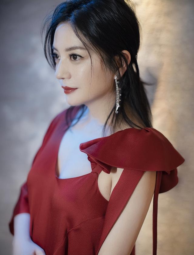 黄晓明公开点名才几天，赵薇近况接连曝光，有一点4年前就注定