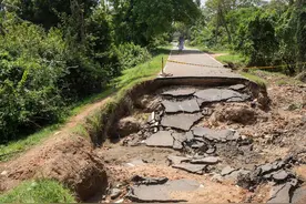 上饶余干竹山路道路有坑致车辆受损 县城投办：已封闭处理图片