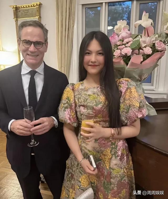 王诗龄大半夜晒北京小院，穿旗袍拍照面无表情，上演中式恐怖