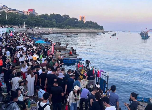 壮观！山东威海开海啦！千帆竞发，海鲜肥美，快来旅游！