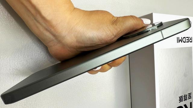 主打超级外放的国产红米旗舰机，电池升级到7520mah，耐用更好用