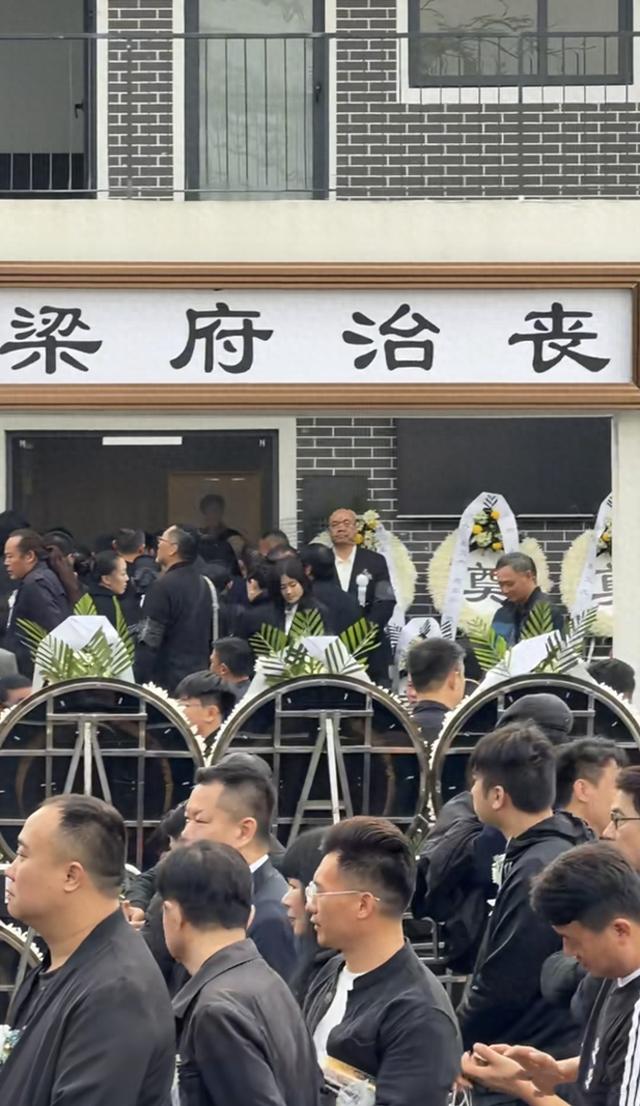 一场追悼会，戳穿了梁小龙在香港的真实地位	，原来成龙没说谎！