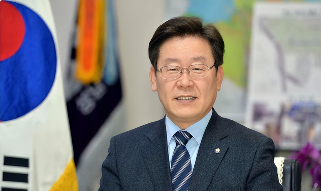 李在明拒绝出席中国阅兵，王毅挂断电话，送了韩国一句话