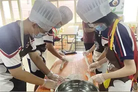 抻拉面团技能“加身”，制作美食感知文化！兰州牛肉拉面教学走进我市中小学劳动课图片