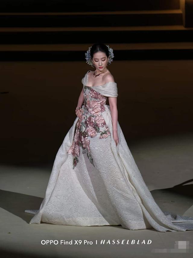 钟楚曦VOGUE盛典疯狂抢C，网友：野心一大坨，实力一丢丢！