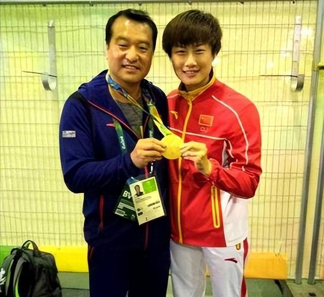 原来他是乒乓球奥运冠军丁宁的父亲，难怪退役后她能在北京当校长