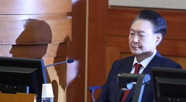 被关牢房后，金建希吃不下饭，她的亲信也被捕，朴槿惠李明博缺席