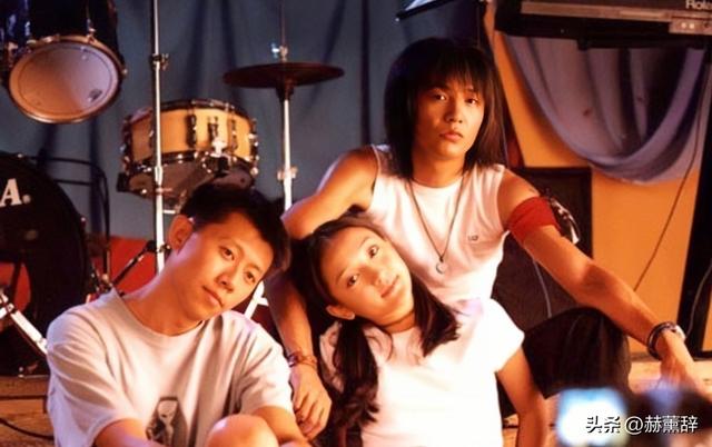 50岁周迅头发花白，瘪嘴模样一脸老态认不出	，无儿无女成最大遗憾