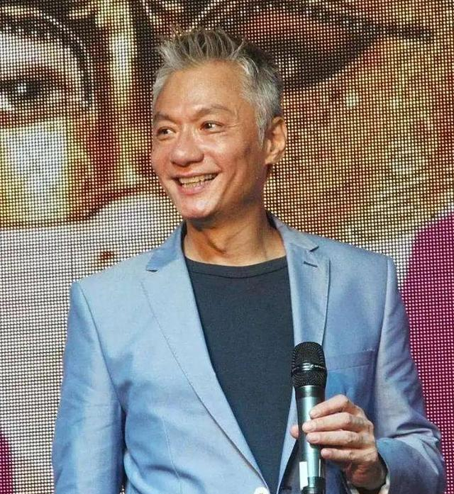 心酸！65岁港星景区打工，当年比肩刘德华，现如今成了酒糟鼻老汉